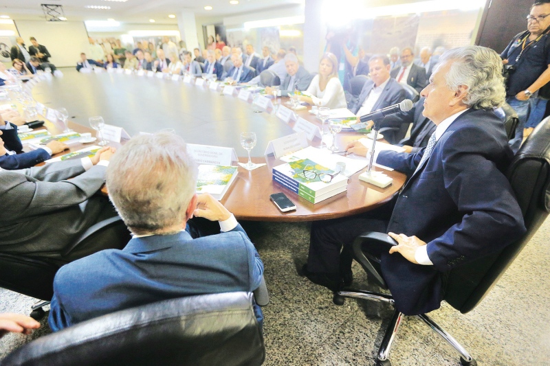 Governador Ronaldo Caiado (DEM), durante reunião ontem com parlamentares da bancada goiana no Congresso (Foto: André Costa / O Popular)